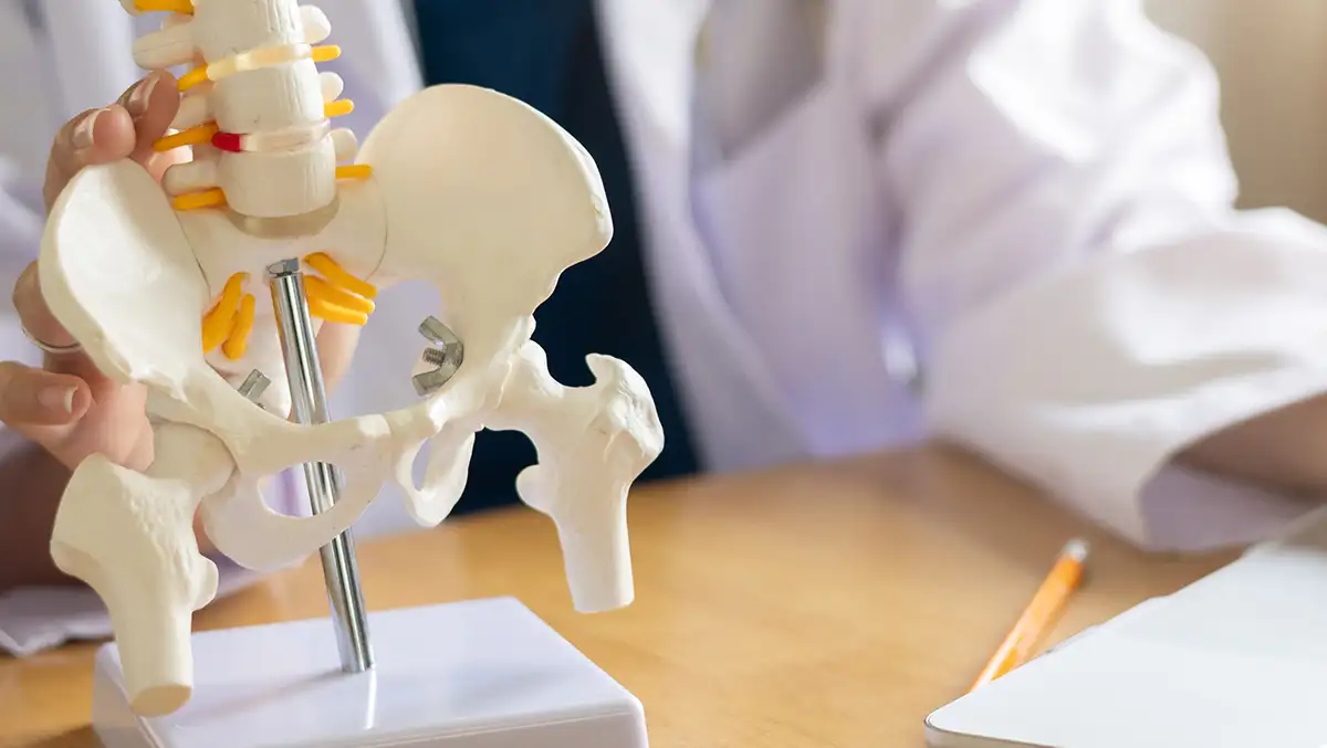 Iliosakralgelenk mit Radiofrequenz
